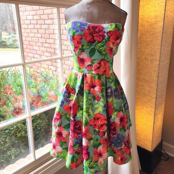 Windsor Dresses & Skirts - Windsor strapless floral dress homecoming